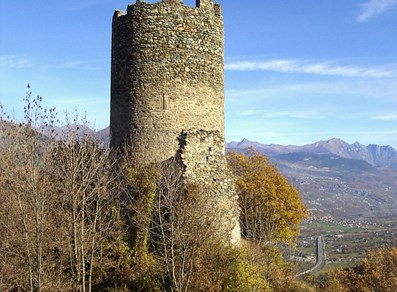 Restos del torreón y de la muralla
