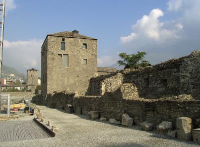 Der Turm und die Stadtmauer