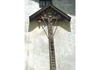 Croix avec instruments de torture sur la façade du musée