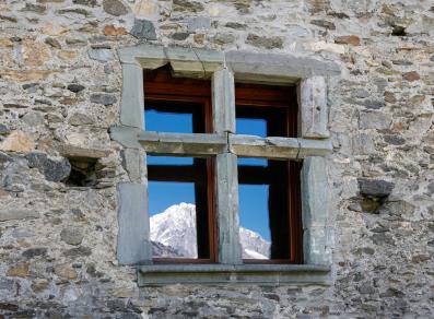 El Mont Blanc se refleja en una de las ventanas del Casaforte Bovet