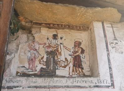 restos de fresco con la Virgen Negra de Oropa y santos - pueblo de Farettaz