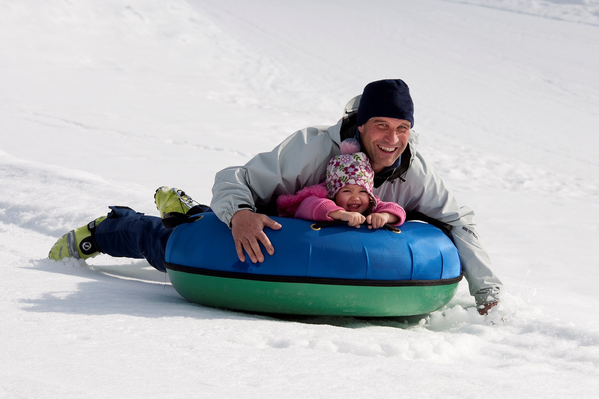papà e bimba gioco neve