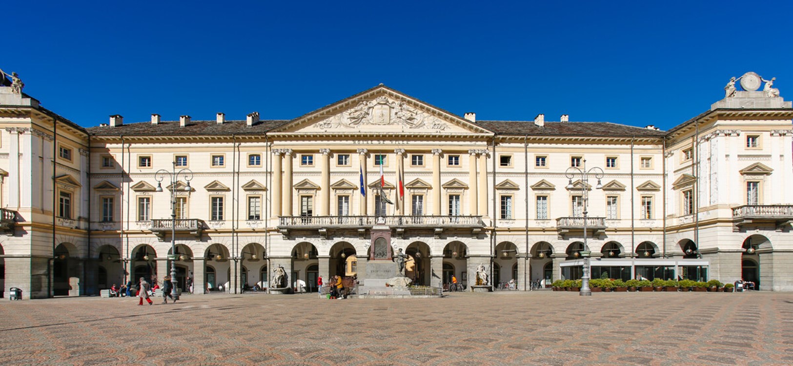 Piazza Chanoux e il Municipio di Aosta
