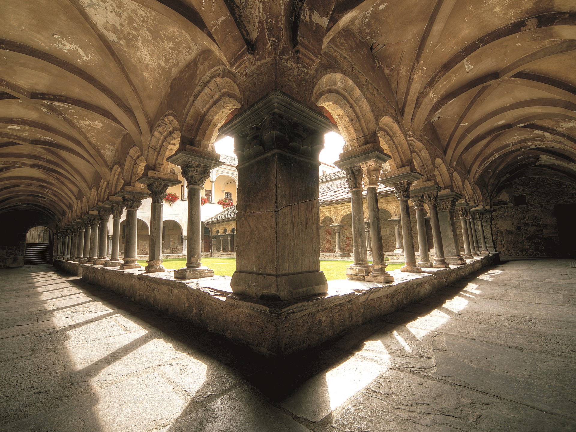 La collegiata di Sant'Orso e il suo chiostro