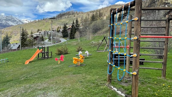 Aire de jeux pour enfants à Clou