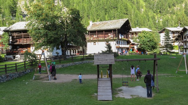 Parque infantil municipal en localidad Obre Edelboden