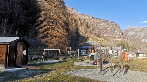 Playground in Maen - Lake