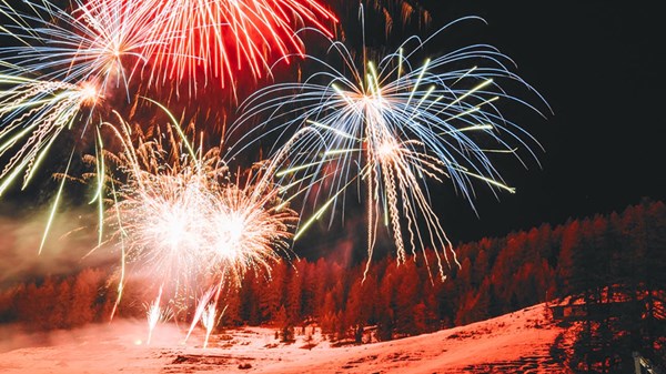 Torchlight descent of ski instructors and show