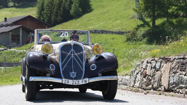 "Le veterane al paese del sole" Raduno d'auto e moto d'epoca