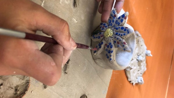 "La ciotola con applicazioni decorative" con Ester