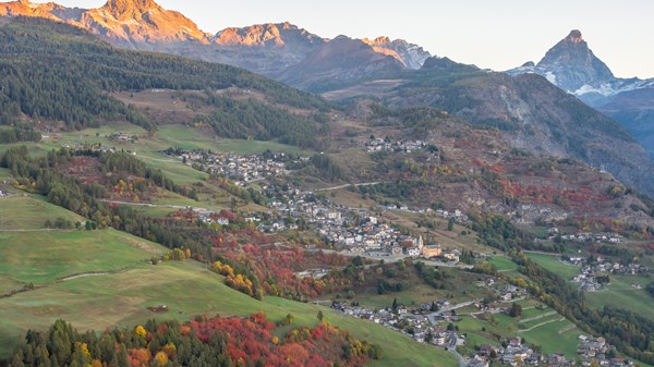 Photographic trekking to discover the warm and intense colours of autumn