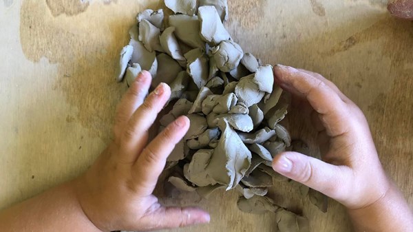 Manipoliamo l'argilla con Ester