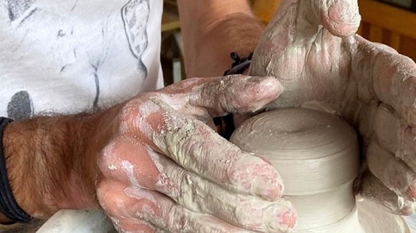 Laboratorio di argilla con l'artigiano