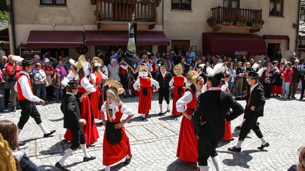 Performance of the folk group "Greschòneyer Trachtengruppe" 