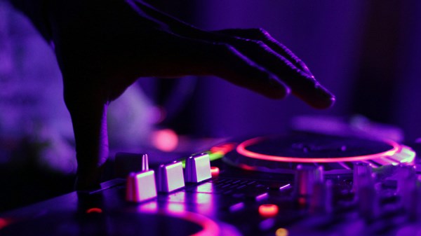 HANDS UP! – DJ Set Night
