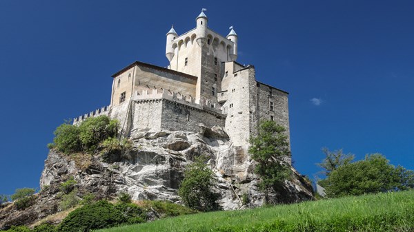 Discover Aosta and Saint-Pierre among castles and local flavors