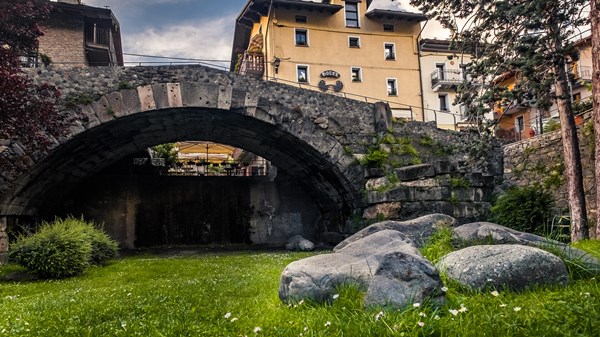 Sotto i ponti — Due storie appartate sotto lo scorrere del tempo