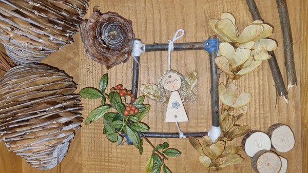 Mani sull'albero Soffio d'Angelo – laboratori di Falegnameria Didattica