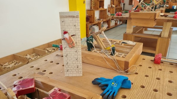 Mani sull'albero Babbo Natale in movimento – laboratori di Falegnameria Didattica