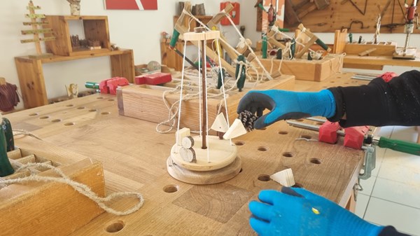 Mani sull’albero: La magica giostrina di Natale - Atelier di legno per bambini