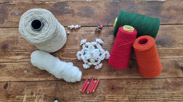 Mani sull’albero: Soffici fiocchi - Atelier di lana per bambini