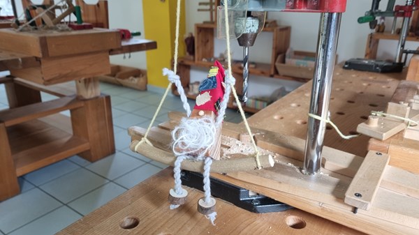 Mani sull'albero Gnomi in altalena – laboratori di Falegnameria Didattica
