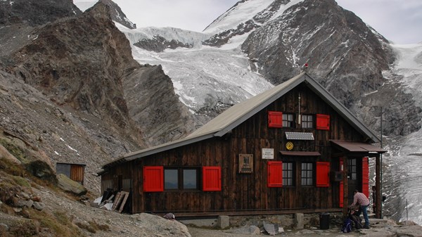 Spring hike at Mezzalama mountain hut