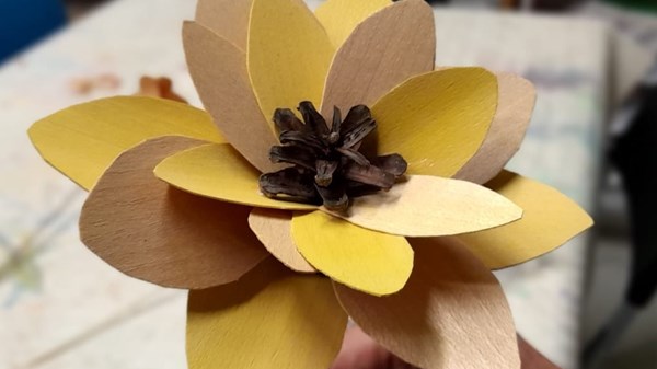 Costruzione di fiori di legno - Atelier creativo