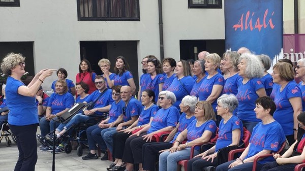 Canti in piazza con coro AliAli