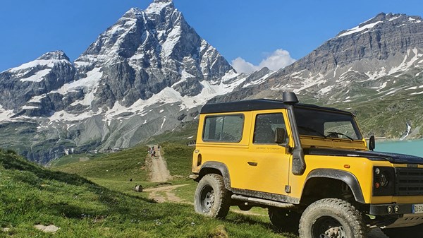 Land Rover du Cervin, street food e musica