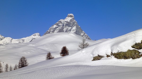 Randonnée en raquettes vers les alpages de Champ-Long et le monde magique de la neige.
