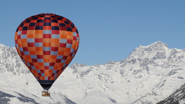 Mit dem Heißluftballon über die Alpen