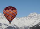 En montgolfière au-dessus des Alpes