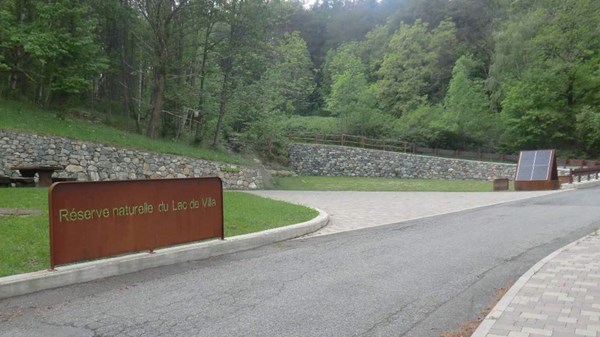 Parking pour la réserve naturelle du lac de Villa