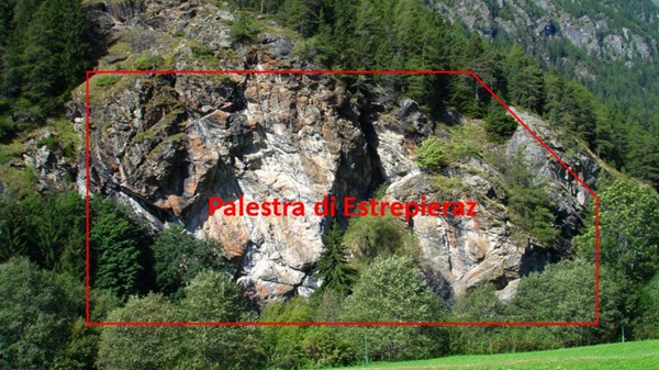 Extrepieraz rock climbing wall