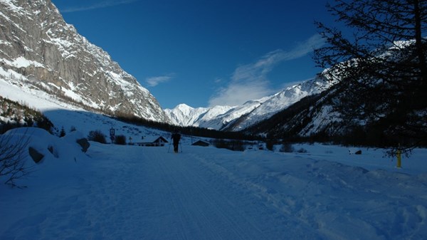In snowshoes up to Bonatti Refuge