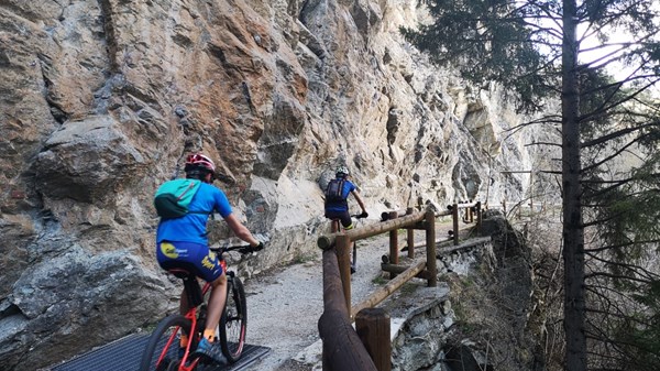 Paths, irrigation canals and military roads in the Gran San Bernardo valley