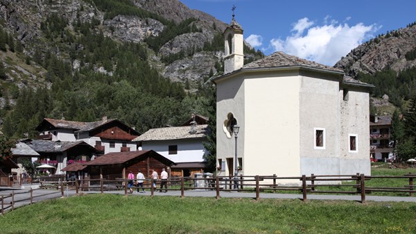 Sogno di Berdzé mountain hut and Ponton lake