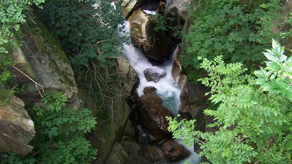 Du gouffre de Guillemore au village de Farettaz