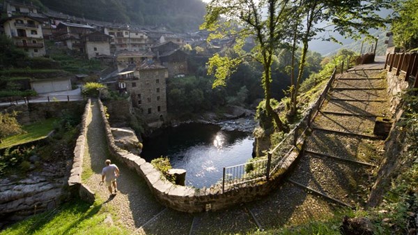 Bridges and age-old homes in the Champorcher valley