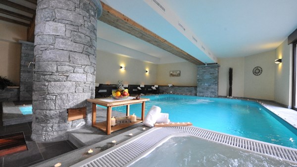 Schwimmbad im Hotel La Rocca Sport & Benessere