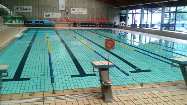 Piscina coperta regionale nel centro sportivo comunale 