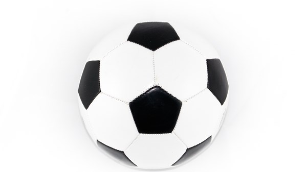 5-spieler Fussball am Sportplatz