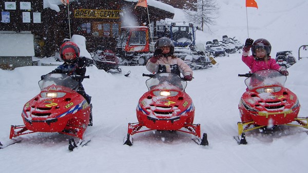 Motos de nieve y balsas de nieve