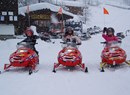 Motos de nieve y balsas de nieve