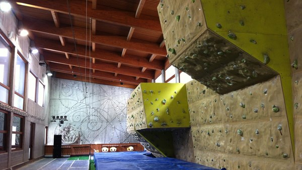 Indoor climbing wall