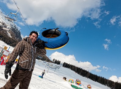 parque de juegos en la nieve