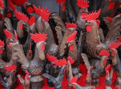 Sculptures de coqs en bois