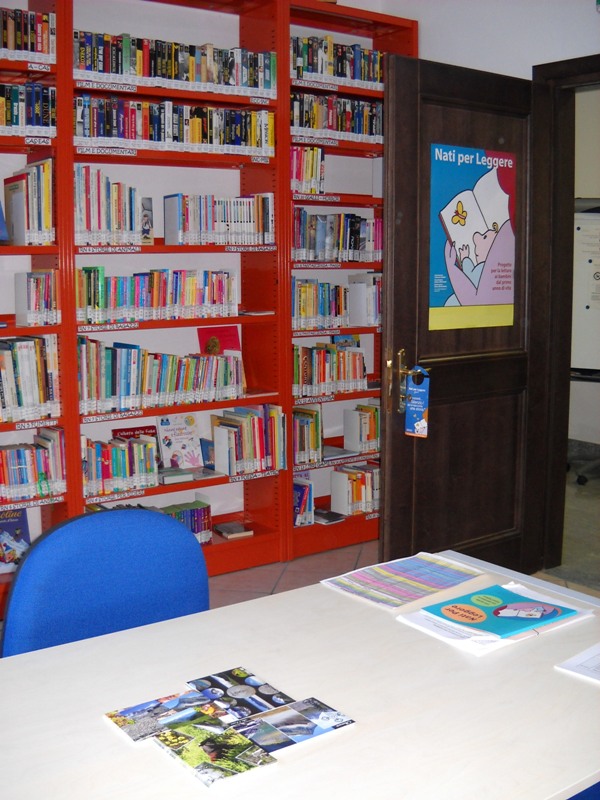 L'interno della biblioteca