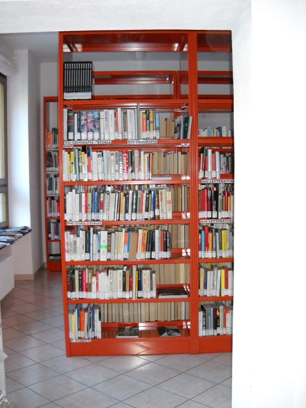 L'interno della biblioteca